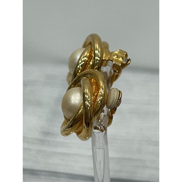 Vintage Carolee Gold Tone Knot Faux Pearl Clip On Earrings Classic Jewelry - Picture 3 of 10